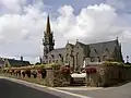 L'église Saint-Arzel et le cimetière.