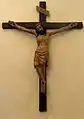 Christ en croix en bois polychrome.