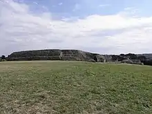 Vue arrière de l'ensemble des deux cairns.