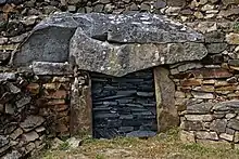 Vue de face de l'entrée, murée. Pas d'avant-couloir.