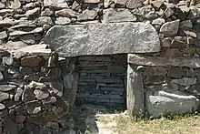 vue de face de l'entrée, murée.