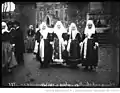 Groupe de femmes en costumes traditionnels (11 janvier 1910).