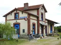 L'ancienne gare de Plougonven-Plourin, réaffectée en « Bistrot de la gare ». (aujourd'hui à l'abandon)