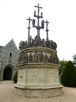 Vue d'ensemble du calvaire de Plougonven (Finistère).