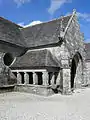 L'église Notre-Dame du Grouanec : le porche sud et l'ossuaire.