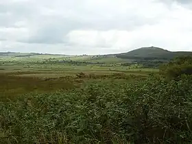 Vue du mont Saint-Michel et de sa forme caractéristique immédiatement visible dans la chaîne des monts d'Arrée.