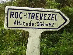 Indication touristique du Roc'h Trevezel (altitude 364,62 m) dans les monts d'Arrée (Finistère).