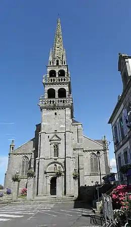 La façade occidentale de l'église Saint-Pierre.