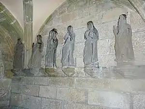 L'église paroissiale Saint-Néventer, six statues du porche.