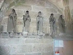 L'église paroissiale Saint-Néventer, les six autres statues du porche.