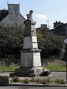 Buste de poilu (monument aux morts)« Monument aux morts de 1914-1918 à Plounévez-Quintin », sur À nos grands hommes