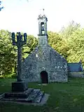 Calvaire et chapelle Saint-Mathurin dans son placître.