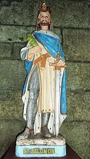 Statue de Saint Salomon (église Saint-Pierre).