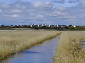 Baie d'Audierne : étang à hauteur du bourg de Plovan, visible à l'arrière-plan