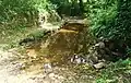 Le gué (aménagé en lavoir) situé sur un ruisseau à l'est du hameau de Scuër.