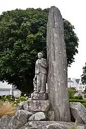 Menhir du monument aux morts de Plozévet