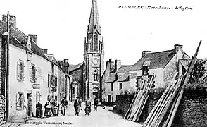 L'église paroissiale du Sacré-Cœur à Plumelec vers 1920 (carte postale Vasselier).