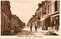 La rue principale de Pluméliau vers 1920 (carte postale).