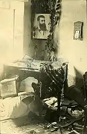 Photo d'archive en noir et blanc d'une maison saccagée.