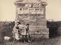 Photo publiée dans Et in Arcadia ego, montrant trois jeunes nus devant l'ancienne tombe romaine appelée "Tomba del frontespizio".