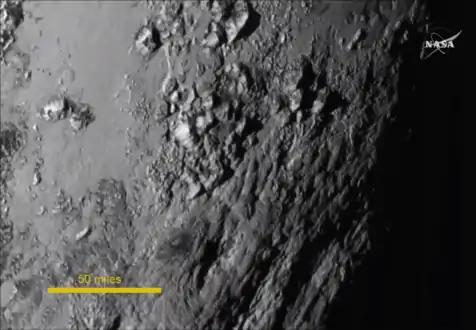 Gros plan de Pluton (environ 300 × 300 km), pris le 14 juillet 2015 au moment du survol.
