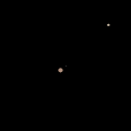 Animation de deux sphères colorées tournant en opposition autour d'un point situé entre elles.
