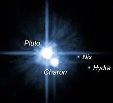 Pluton, ceinture de Kuiper, a ~ 39,5 ua, D ~ 2375 km, et 3 de ses 5 satellites, Charon, Hydre et Nix (télescope spatial Hubble, 2005).