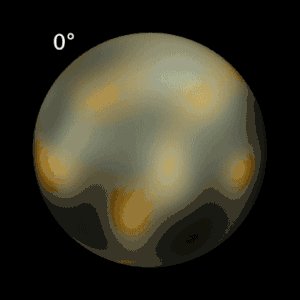 Carte reconstituée de Pluton en vraies couleurs générée par ordinateur à partir d'images d'Hubble et parmi les plus hautes résolutions possibles avec la technologie de 2010. Ce qui fut plus tard nommé la région Tombaugh (le « cœur de Pluton ») était déjà visible (tache brillante autour de 180°). Autres photos de toute la surface ici.