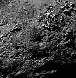 Le possible cryovolcan de Pluton Wright Mons, montrant sa dépression centrale