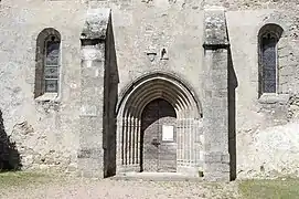 Le portail de l'église de Pluviers.