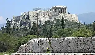 Athènes classique : plate-forme de la Pnyx, et en arrière-plan, l'Acropole.
