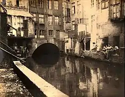 l’ancien canal vu vers les maisons de la rue Esquermoise