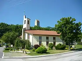 L’église de Podhradie avec le château de Topoľčany en arrière-plan