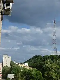 L'antenne de télécommunication surmontant la colline de Chtchekavitsa.