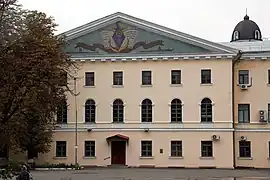 Bâtiment de l'Académie théologique de Kiev  donnant sur la cour. Une inscription soviétique occupe le tympan.