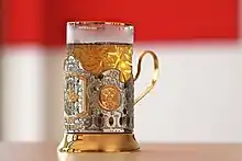 Un podstakannik doré sur une tasse en verre.