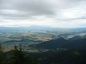 Vue depuis le sommet sur la cuvette située entre les Tatras occidentales et les Basses Tatras.