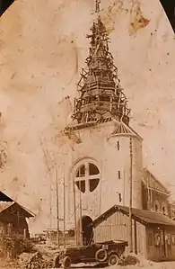 L'église en reconstruction vers 1925.