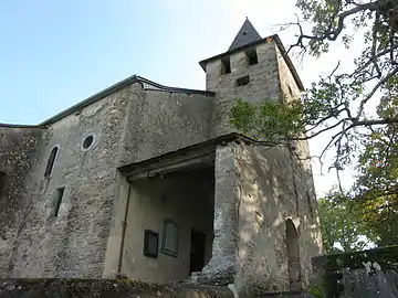 L'église, portail et tour.