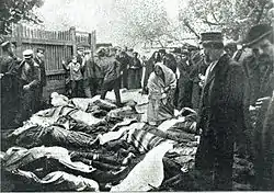 Les cadavres des tués au cours du pogrom sont déposés dans la cour de l'hôpital juif de Bialystok.
