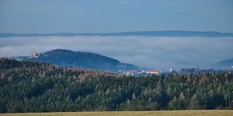 Vue de Boskovice dans la brume depuis Velenov.