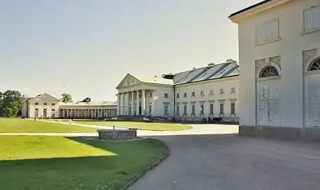 Palais de Kačina : façade, vue de côté.