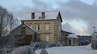 Mairie et salle des fêtes au nord de la route de Champrobert.