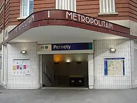Entrée de la station (accès no 1 « rue Pernety »).