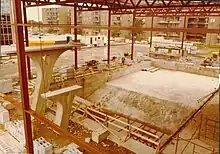 Point de vue sur la construction du C.A.P., qui compte une piscine semi-olympique, deux gymnases dont un double avec estrades, une salle d'entraînement, deux saunas ainsi qu'une salle de musculation, 1977-1978 (Archives du Collège de Bois-de-Boulogne.