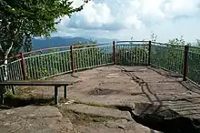 Le point culminant sur les ruines du château de Salm sur les vallées des Vosges.