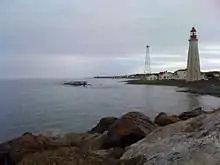Le phare et la tour à claire-voie en arrière-plan