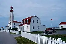 Les bâtiments résidentiels et le phare en arrière-plan