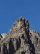 Photographie en couleurs d'une montagne.