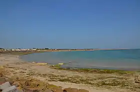 Vue de la pointe de Barfleur avec le phare de Gatteville à son extrémité vu depuis Barfleur au sud.